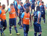 PC Gusmo lana Z Roberto entre os titulares no treino. Mas prefere poupar Carlos Alberto, deixando-o entre os reservas. 'Ele foi o que menos treinou', afirma o treinador vascano.