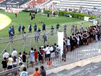 Torcida comparece em peso para acompanhar o treino
