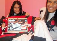 Pamella na esquerda e Kamila na direita: a dist�ncia n�o impede o amor pelo �dolo Jonathan