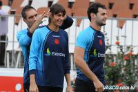 Covolan (ao centro) recebendo um peteleco de Fernando Prass