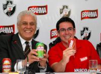 Roberto Dinamite anuncia acordo ao lado do gerente de marketing da Ambev, Rafael Pulcinelli