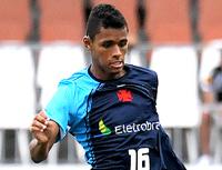 Max ganha vaga de titular improvisado na lateral esquerda