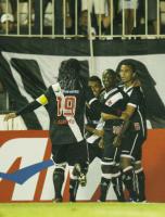 Jogadores comemoram gol de Z Roberto