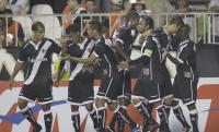 Jogadores comemoram gol de Z Roberto