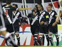 Jogadores comemoram gol de Z Roberto