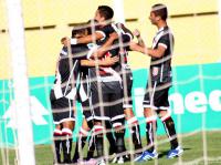 Jogadores comemoram gol de der Lus