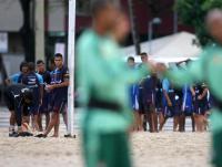Jovens vascanos observam o time do Fluminense treinar no Leme, no Rio de Janeiro