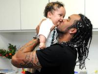 Carlos Alberto tasca um beijo no filho Lucca