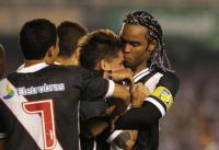 Jogadores comemoram gol de Fagner