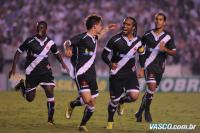 Jogadores comemoram gol de Fagner