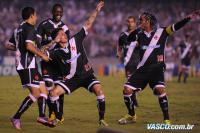 Jogadores comemoram gol de Fagner