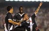 Jogadores comemoram gol de Fagner