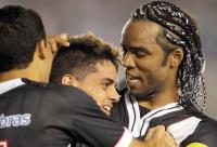 Jogadores comemoram gol de Fagner