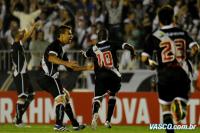 Jogadores comemoram gol de Z Roberto