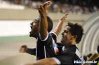 Jogadores comemoram gol de Fellipe Bastos