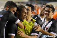 Jogadores comemoram gol de Fellipe Bastos