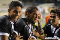 Jogadores comemoram gol de Fellipe Bastos