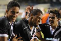 Jogadores comemoram gol de Fellipe Bastos