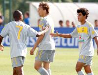 Philippe Coutinho recebe apoio de Robinho durante o jogo-treino em Barcelona
