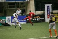 Azul tenta defender chute de Romrio