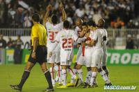 Jogadores comemoram gol de der Lus