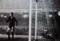 A bola est no fundo da rede - Ubirajara nem viu a bomba de Gilson Nunes passar