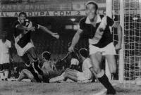 Jalson comemora seu 

gol contra o Bangu