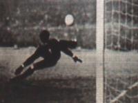 O 

tiro de Valfrido desvia em Moiss e tira o goleiro do lance