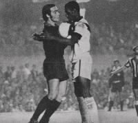 Silva barra o goleiro Ubirajara e a reao alvinegra