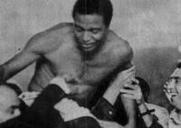 Alcir nos braos do povo