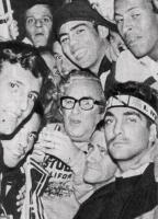 Chacrinha, de culos, tambm esteve presente na festa da conquista