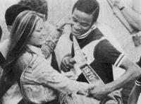 Ren recebe a faixa da 

musa vascana