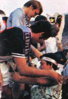 A torcedora smbolo tambm participa da homenagem aos campees