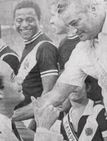 Tim recebe o sinal de positivo sob o olhar do sorridente Alcir