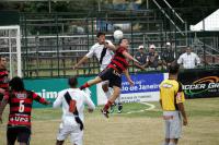 Alex Pinho disputa bola no alto