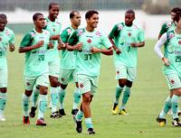 Jogadores treinam para tentar ganhar uma vaga no time titular