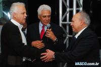 Sr. Paulo Cesar Ferreira Mello, filho do Prof. Henrique Mello, recebe homenagem do presidente do Vasco Roberto Dinamite e do Eng. Jos Antonio Muniz, presidente da Eletrobras