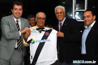 Sr. Jos Maria, grande benemrito do Vasco, recebe homenagem de Frederico Lopes, Vice Presidente de Patrimnio, Presidente Roberto Dinamite e Eduardo Cassiano, Diretor da sede do Calabouo