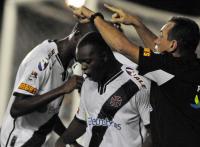 Jogadores comemoram gol de Z Roberto