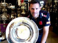 Carlos Germano ao lado do trofu da Libertadores de 1998
