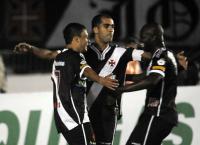 Jogadores comemoram gol de der Lus