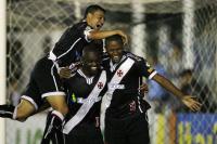 Jogadores comemoram gol de Cesinha