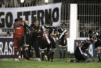 Jogadores comemoram gol de Cesinha