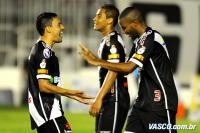 Jogadores comemoram gol de Cesinha