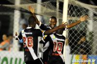 Jogadores comemoram gol de Cesinha