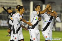 Jogadores comemoram gol de Patric