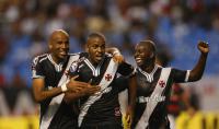 Jogadores comemoram gol de Cesinha