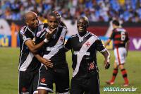 Jogadores comemoram gol de Cesinha