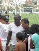 Odvan cercado de torcedores na Colina