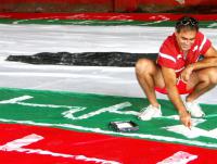 Wagner pe a mo na massa e ajuda a pintar bandeiro do Flu